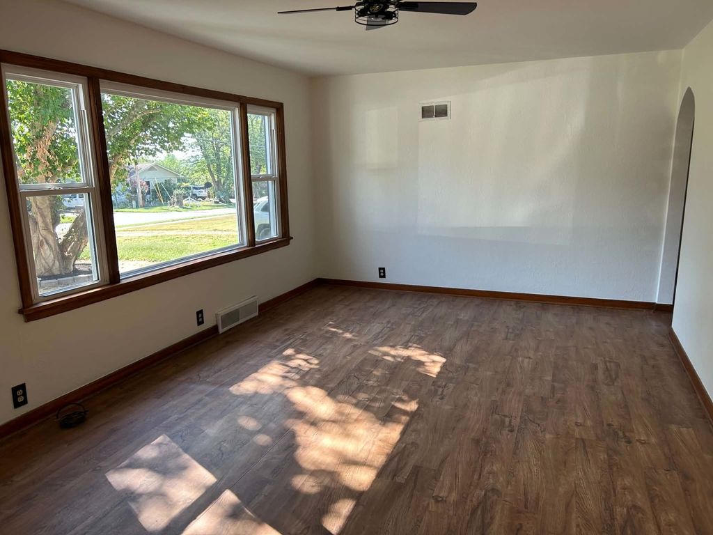 Image 2 of property listing at 433 Marteeny Street, Mt Vernon, IL 62864