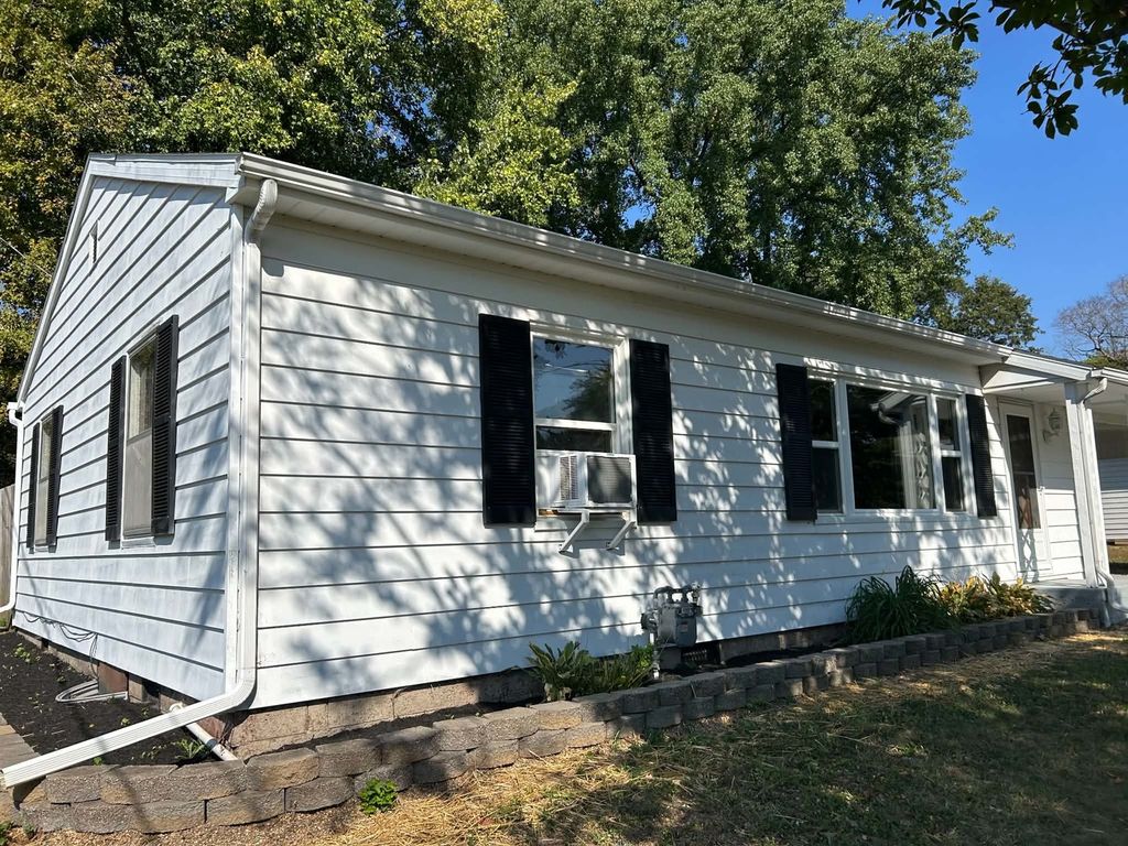 Image 12 of property listing at 433 Marteeny Street, Mt Vernon, IL 62864