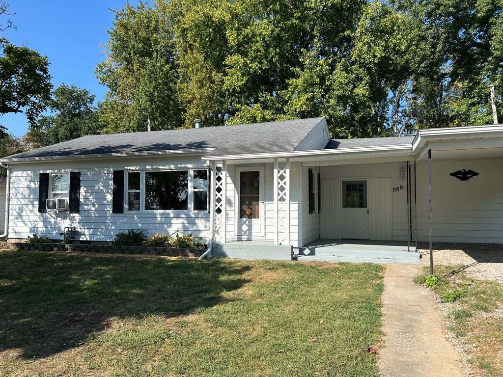Image 13 of property listing at 433 Marteeny Street, Mt Vernon, IL 62864