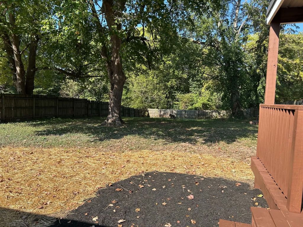 Image 15 of property listing at 433 Marteeny Street, Mt Vernon, IL 62864