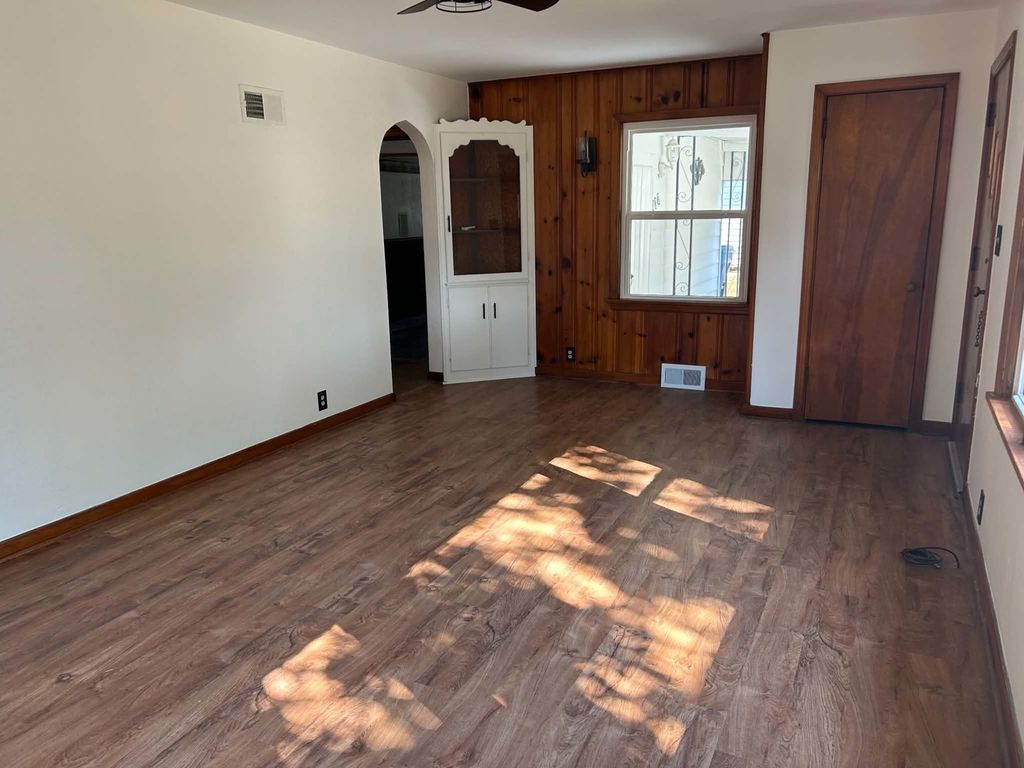 Image 3 of property listing at 433 Marteeny Street, Mt Vernon, IL 62864