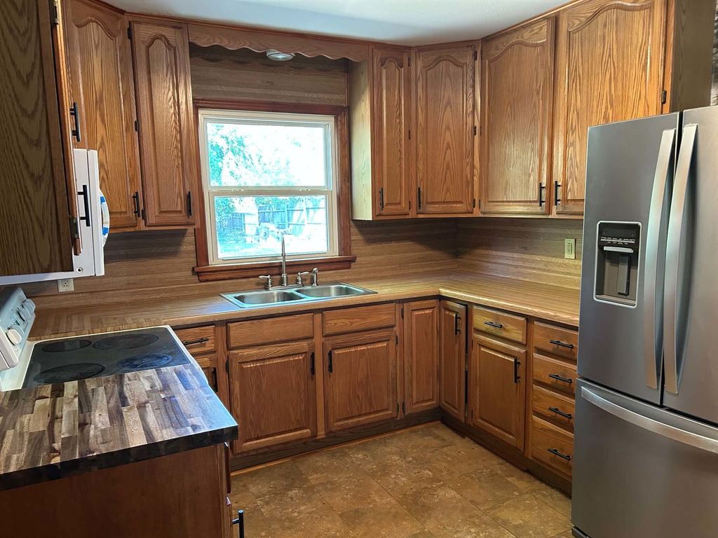 Image 4 of property listing at 433 Marteeny Street, Mt Vernon, IL 62864