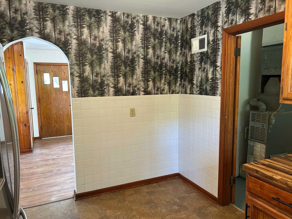 Image 5 of property listing at 433 Marteeny Street, Mt Vernon, IL 62864