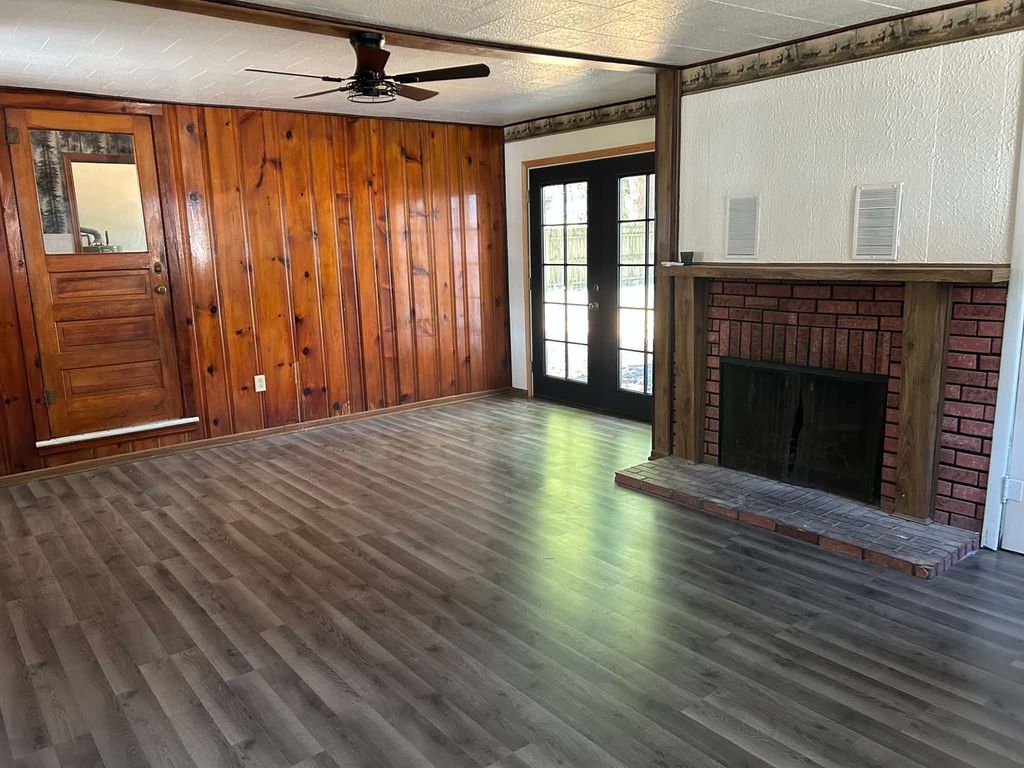 Image 6 of property listing at 433 Marteeny Street, Mt Vernon, IL 62864