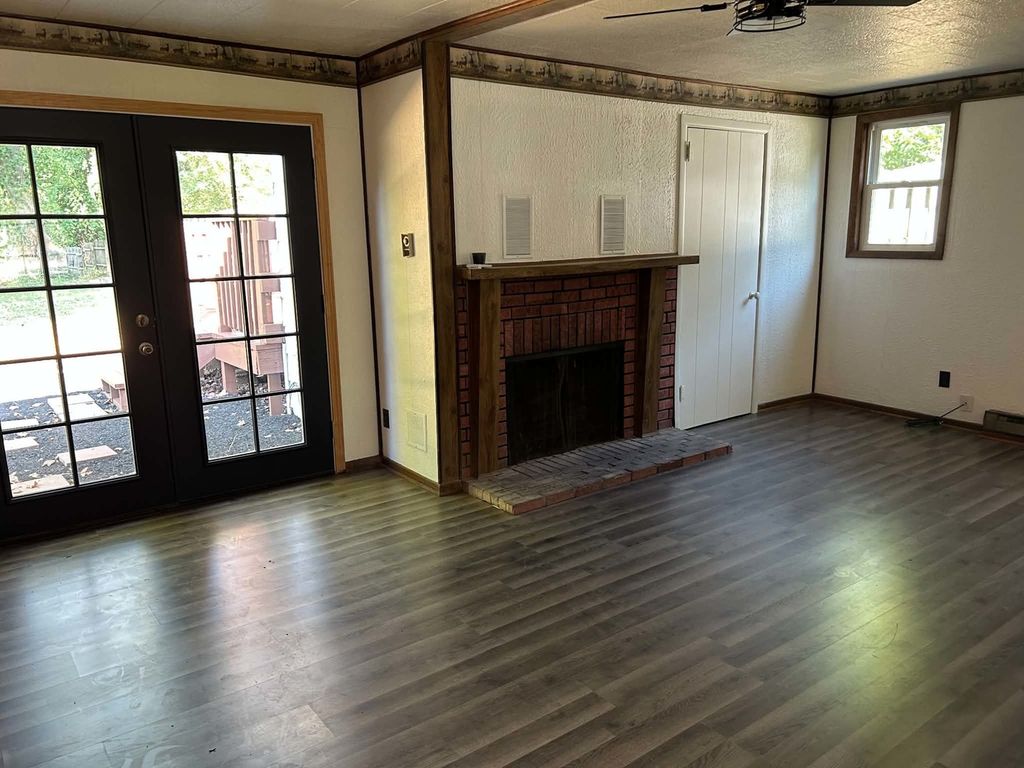 Image 7 of property listing at 433 Marteeny Street, Mt Vernon, IL 62864