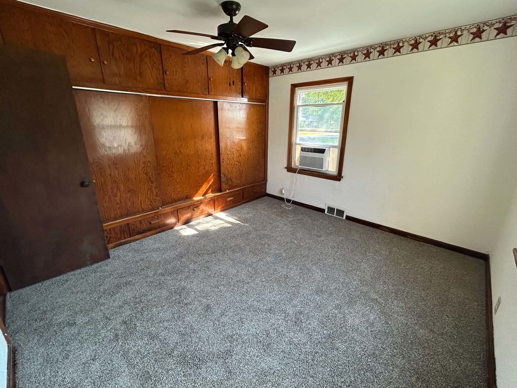 Image 8 of property listing at 433 Marteeny Street, Mt Vernon, IL 62864