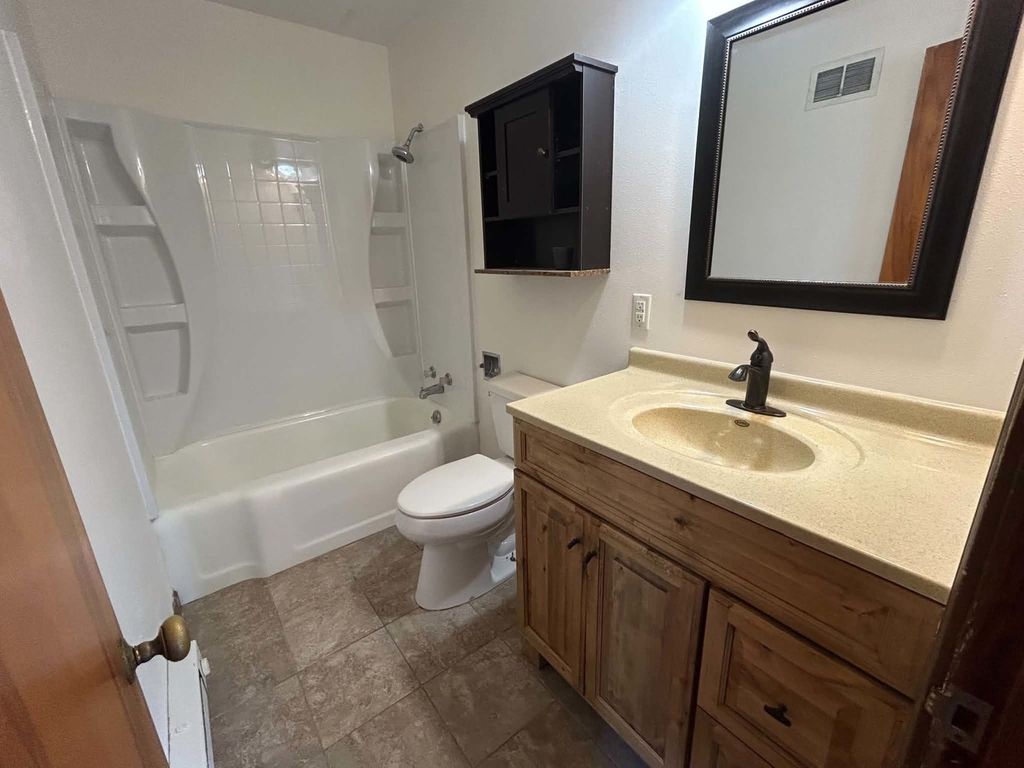 Image 10 of property listing at 433 Marteeny Street, Mt Vernon, IL 62864