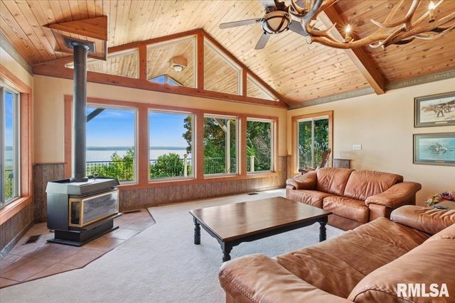 1650 468th Avenue, Clinton, IA 52732