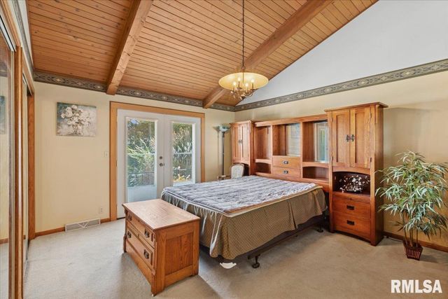 1650 468th Avenue, Clinton, IA 52732