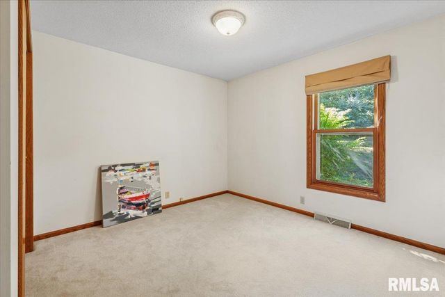 1650 468th Avenue, Clinton, IA 52732