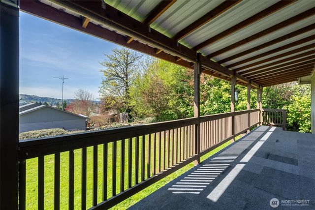3805 Pacific Way, Longview, WA 98632