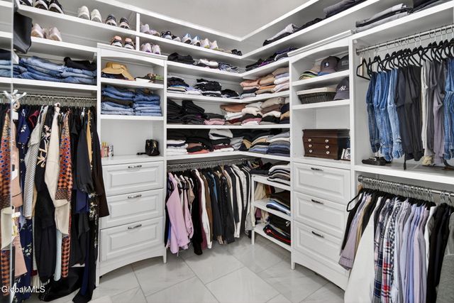 220 Brittany Place, Niskayuna, NY 12309