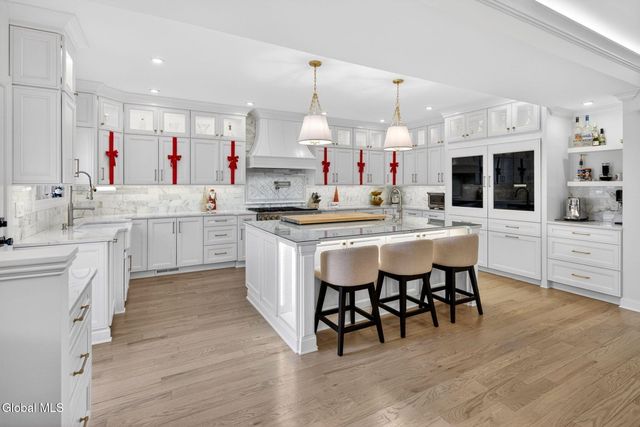 220 Brittany Place, Niskayuna, NY 12309