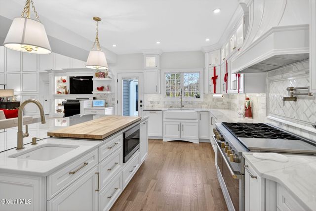 220 Brittany Place, Niskayuna, NY 12309