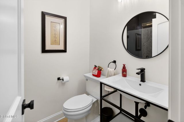 220 Brittany Place, Niskayuna, NY 12309