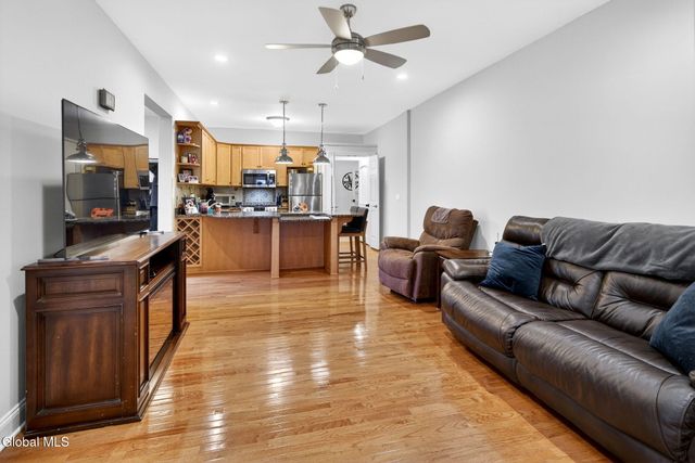 220 Brittany Place, Niskayuna, NY 12309