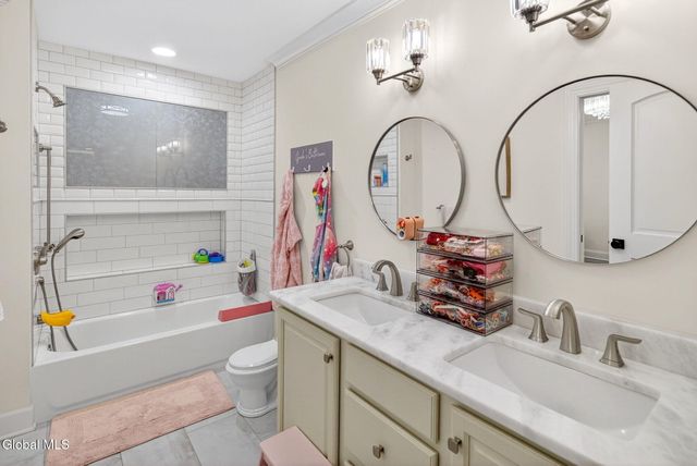 220 Brittany Place, Niskayuna, NY 12309