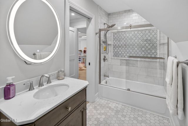 220 Brittany Place, Niskayuna, NY 12309