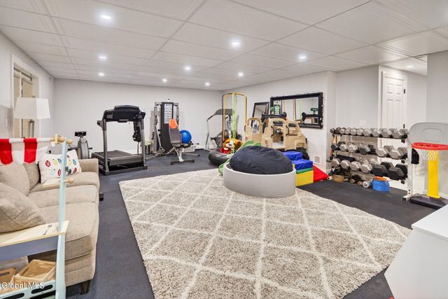 220 Brittany Place, Niskayuna, NY 12309