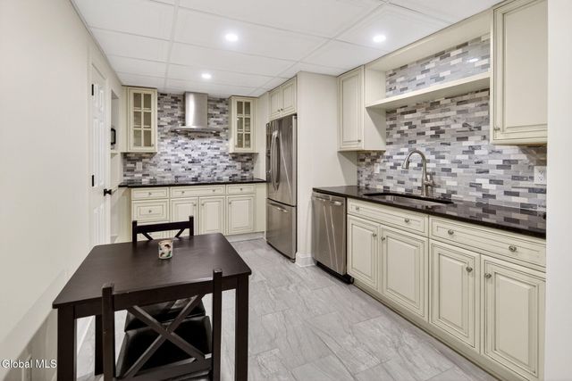 220 Brittany Place, Niskayuna, NY 12309