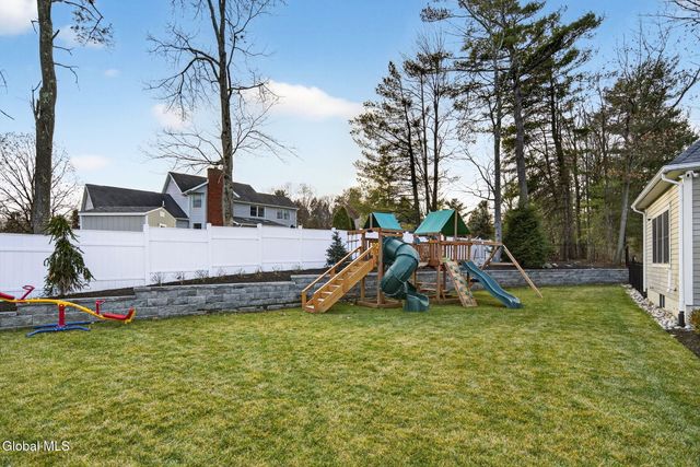 220 Brittany Place, Niskayuna, NY 12309