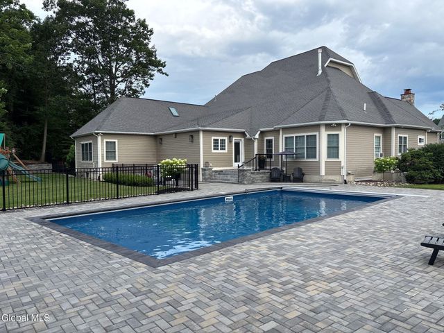 220 Brittany Place, Niskayuna, NY 12309