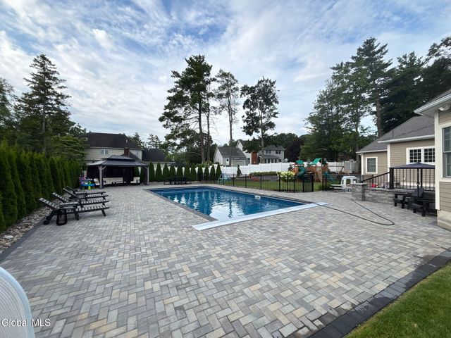 220 Brittany Place, Niskayuna, NY 12309