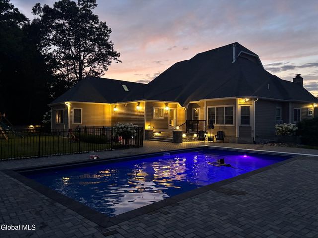 220 Brittany Place, Niskayuna, NY 12309