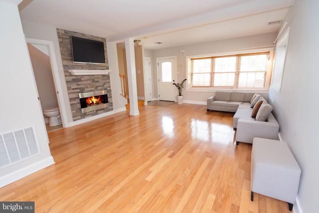 19 E BROAD ST #B-1, Trumbauersville, PA 18970