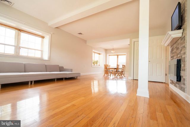 19 E BROAD ST #B-1, Trumbauersville, PA 18970
