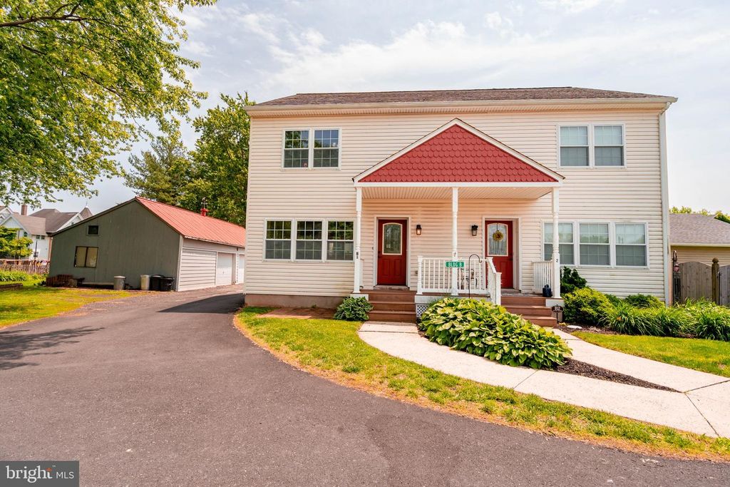 19 E BROAD ST #B-1, Trumbauersville, PA 18970