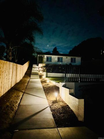 263 Hannalei Drive, Vista, CA 92083