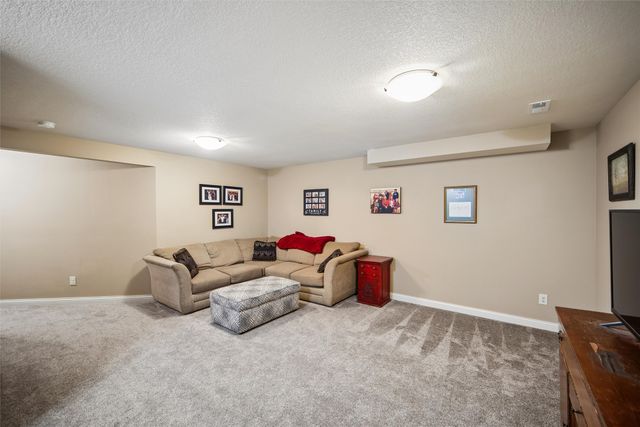 122 SE Sugarberry Lane, Pleasant Hill, IA 50327