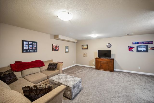 122 SE Sugarberry Lane, Pleasant Hill, IA 50327