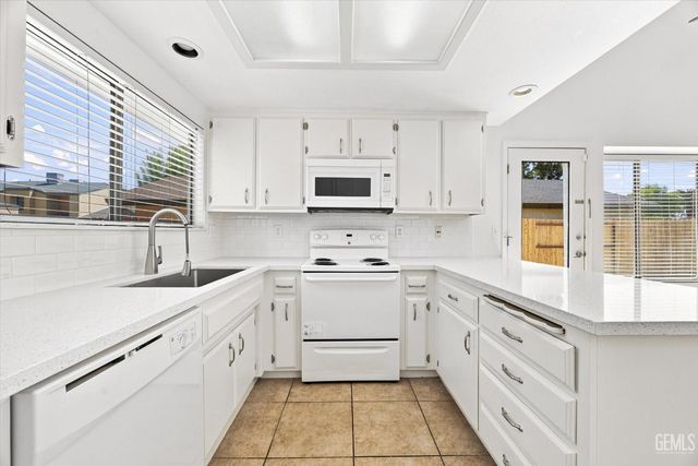 3520 Snowflake Court, Bakersfield, CA 93309