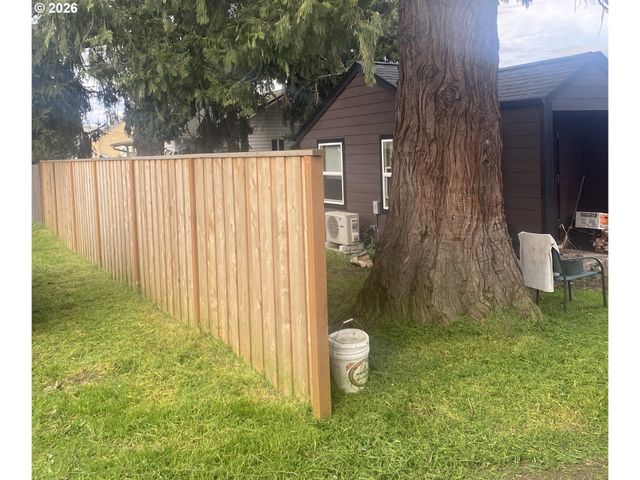 345 S 38TH St, Springfield, OR 97478