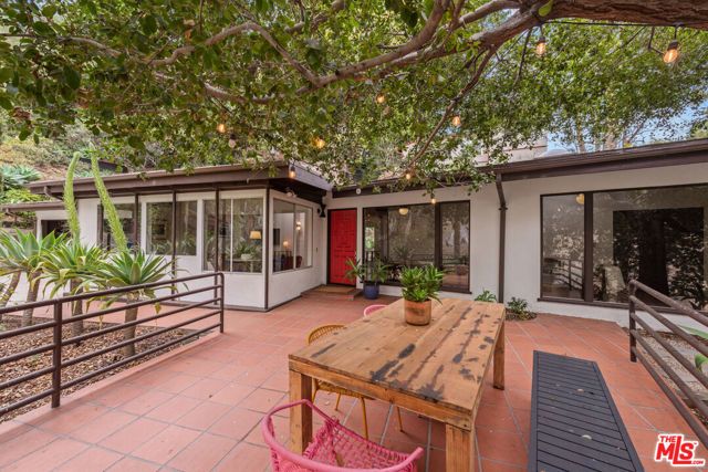 3858 Roble Vista Drive, Los Angeles, CA 90027