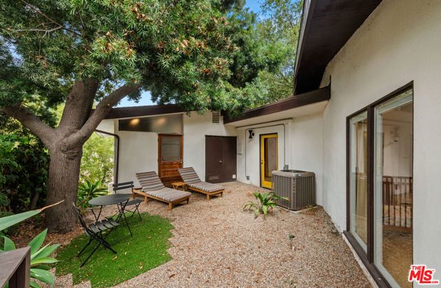 3858 Roble Vista Drive, Los Angeles, CA 90027