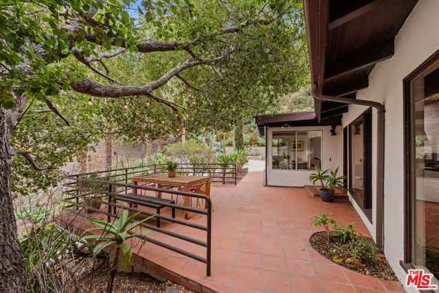 3858 Roble Vista Drive, Los Angeles, CA 90027