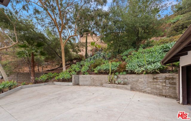 3858 Roble Vista Drive, Los Angeles, CA 90027