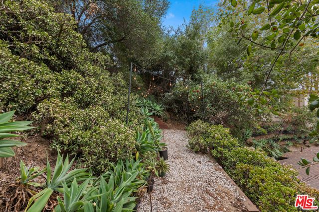3858 Roble Vista Drive, Los Angeles, CA 90027