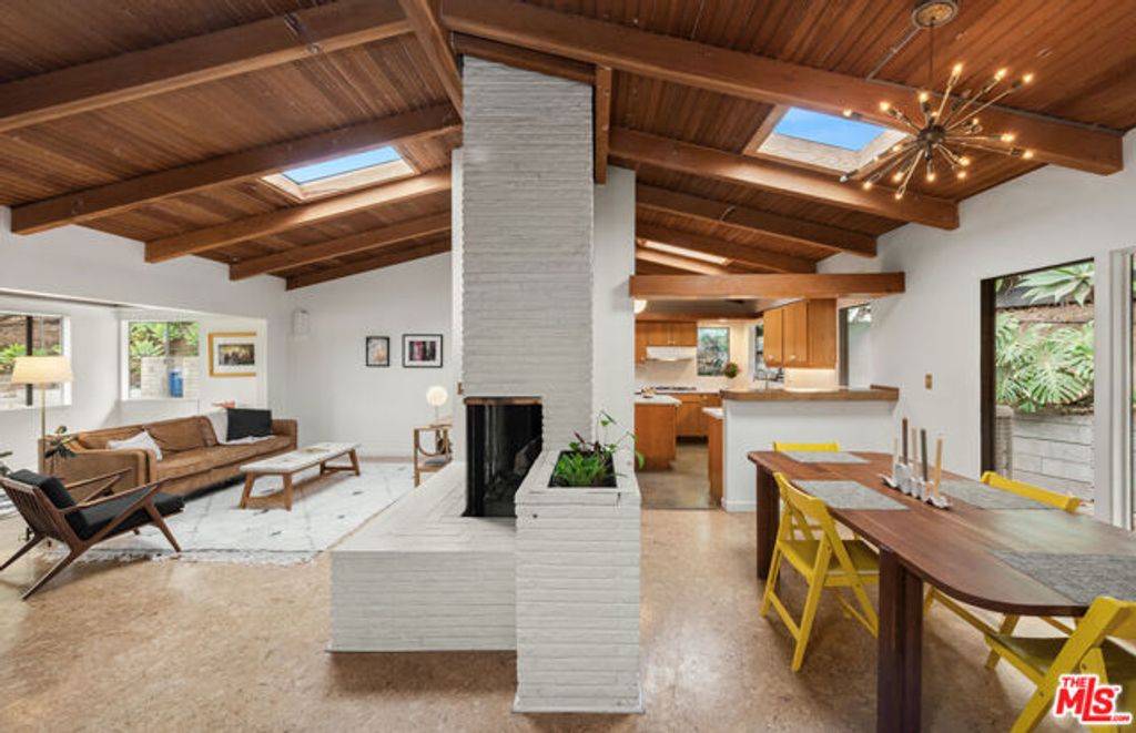 3858 Roble Vista Drive, Los Angeles, CA 90027