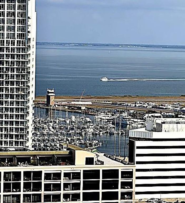 Image 25 of property listing at 400 CENTRAL AVENUE 2603, St Petersburg, FL 33701