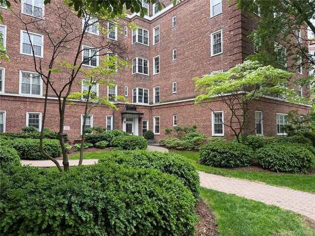 4 Midland Gdns Apt 3J, Bronxville, NY 10708