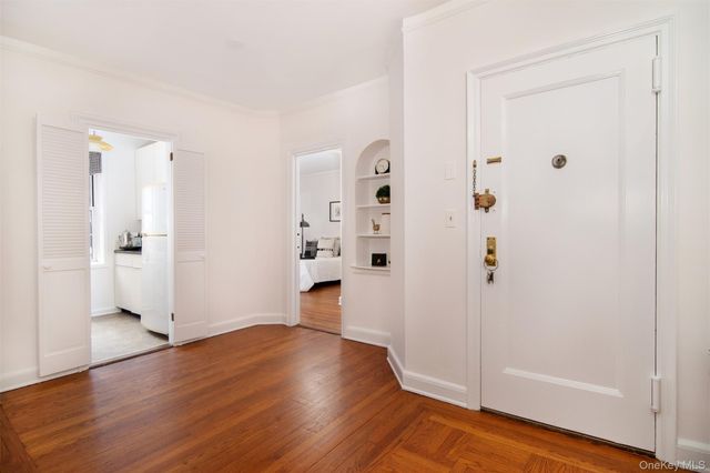 4 Midland Gdns Apt 3J, Bronxville, NY 10708