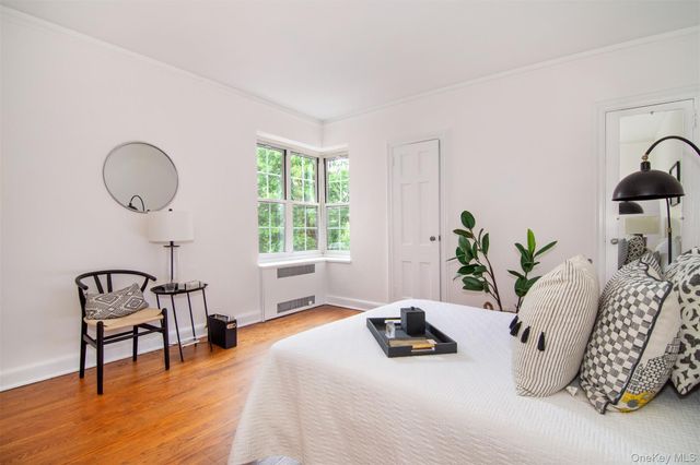 4 Midland Gdns Apt 3J, Bronxville, NY 10708