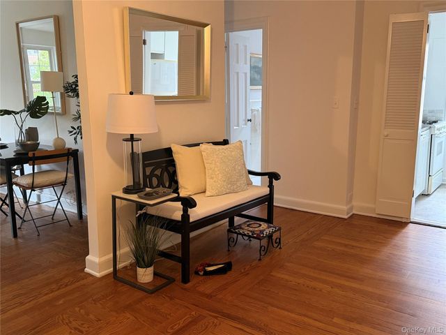 4 Midland Gdns Apt 3J, Bronxville, NY 10708