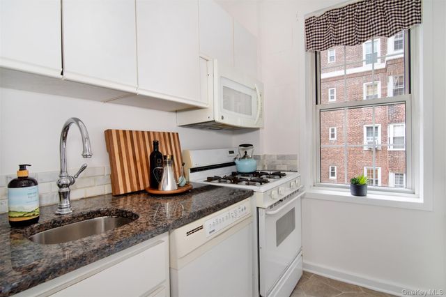 4 Midland Gdns Apt 3J, Bronxville, NY 10708