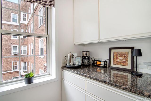 4 Midland Gdns Apt 3J, Bronxville, NY 10708