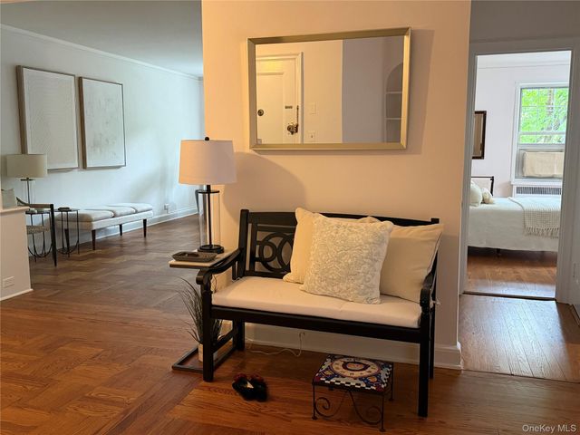 4 Midland Gdns Apt 3J, Bronxville, NY 10708